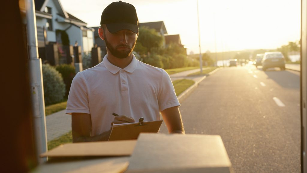 Manfaat Data Akurat dalam Meningkatkan Pengiriman yang Tepat Waktu di Industri Logistik
Foto oleh Artem Podrez: https://www.pexels.com/id-id/foto/pria-orang-bekerja-penulisan-5025668/