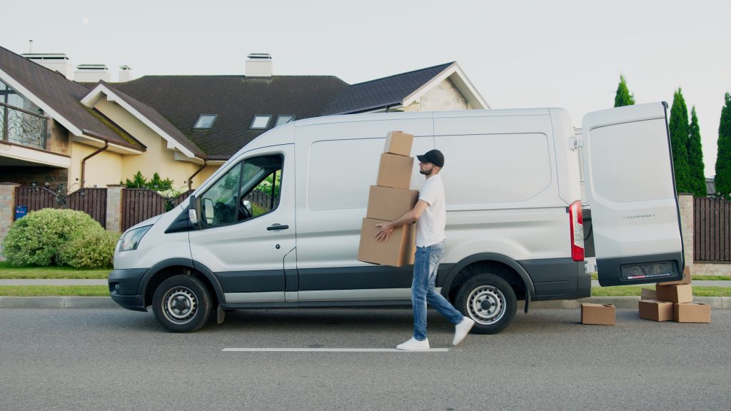 Keunggulan Logsheet Digital dalam Meningkatkan Efisiensi Pengiriman di Industri Logistik
Foto oleh Artem Podrez: https://www.pexels.com/id-id/foto/pria-orang-bekerja-memegang-5025669/