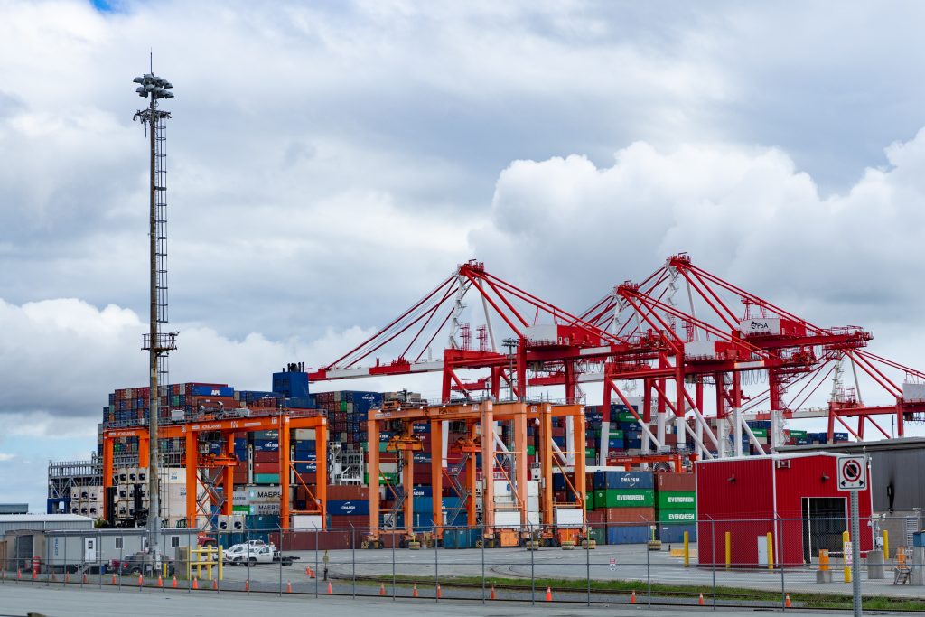 Transformasi Logistik dengan Logsheet Digital
Photo by Braeson Holland: https://www.pexels.com/photo/harbour-cranes-at-a-port-9775922/