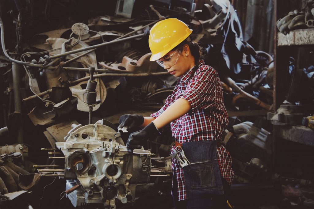 Benefits of Digital Logsheets in the Maintenance Process
Foto oleh Chevanon Photography: https://www.pexels.com/id-id/foto/wanita-memakai-bagian-kendaraan-memegang-topi-keras-kuning-1108101/