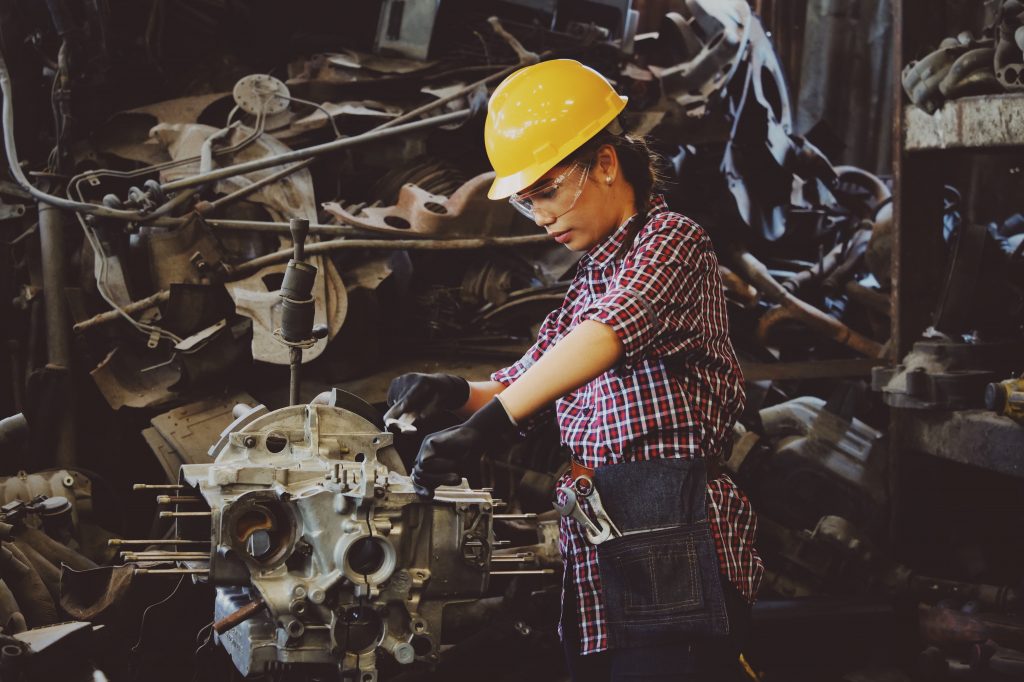 Transformasi Pemeliharaan Keselamatan dengan Logsheet Digital
Foto oleh Chevanon Photography: https://www.pexels.com/id-id/foto/wanita-memakai-bagian-kendaraan-memegang-topi-keras-kuning-1108101/