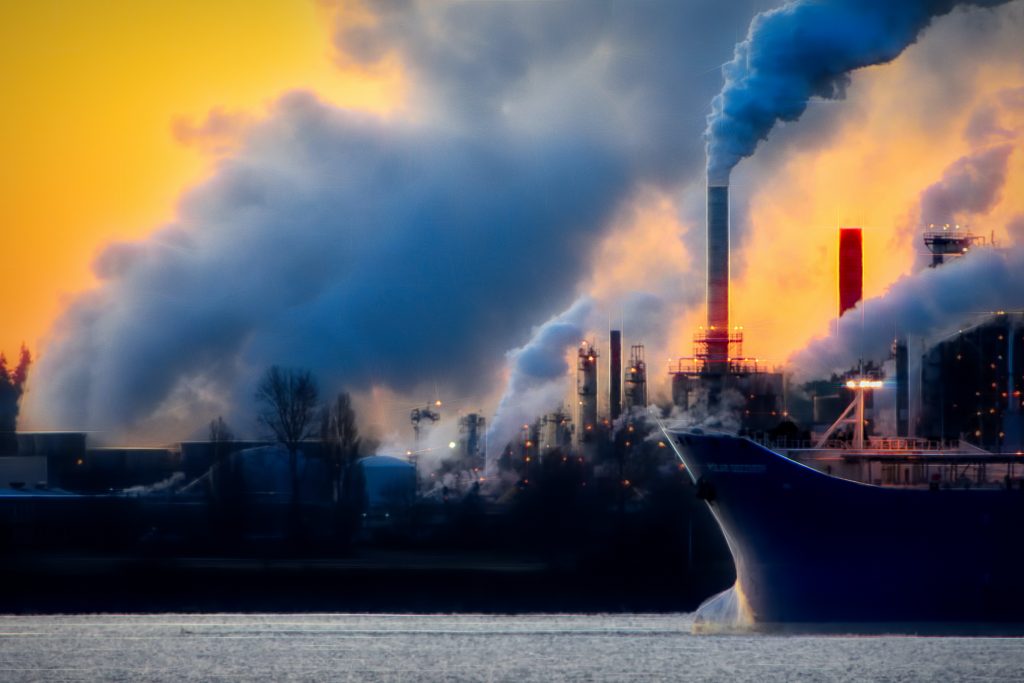 Mengurangi Jejak Karbon Industri
Foto oleh Chris LeBoutillier: https://www.pexels.com/id-id/foto/tangkapan-layar-kapal-hitam-di-badan-air-929382/