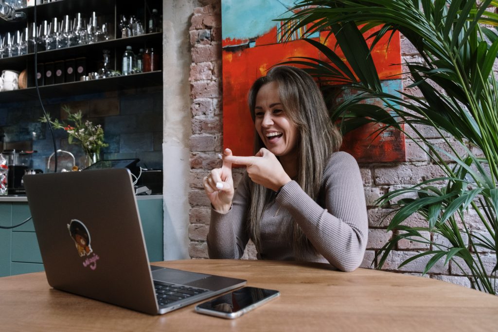 Identifikasi Kebutuhan Kalibrasi
Foto oleh cottonbro studio: https://www.pexels.com/id-id/foto/wanita-dengan-sweater-abu-abu-duduk-di-dekat-meja-dengan-macbook-pro-6321244/