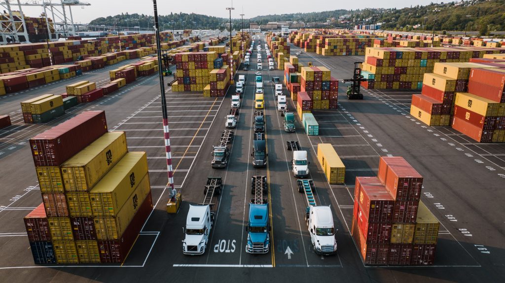 Analisis Data Mendalam untuk Peningkatan Kualitas dan Efisiensi
Photo by Kelly    : https://www.pexels.com/photo/parked-trucks-and-cargo-containers-on-port-13766346/