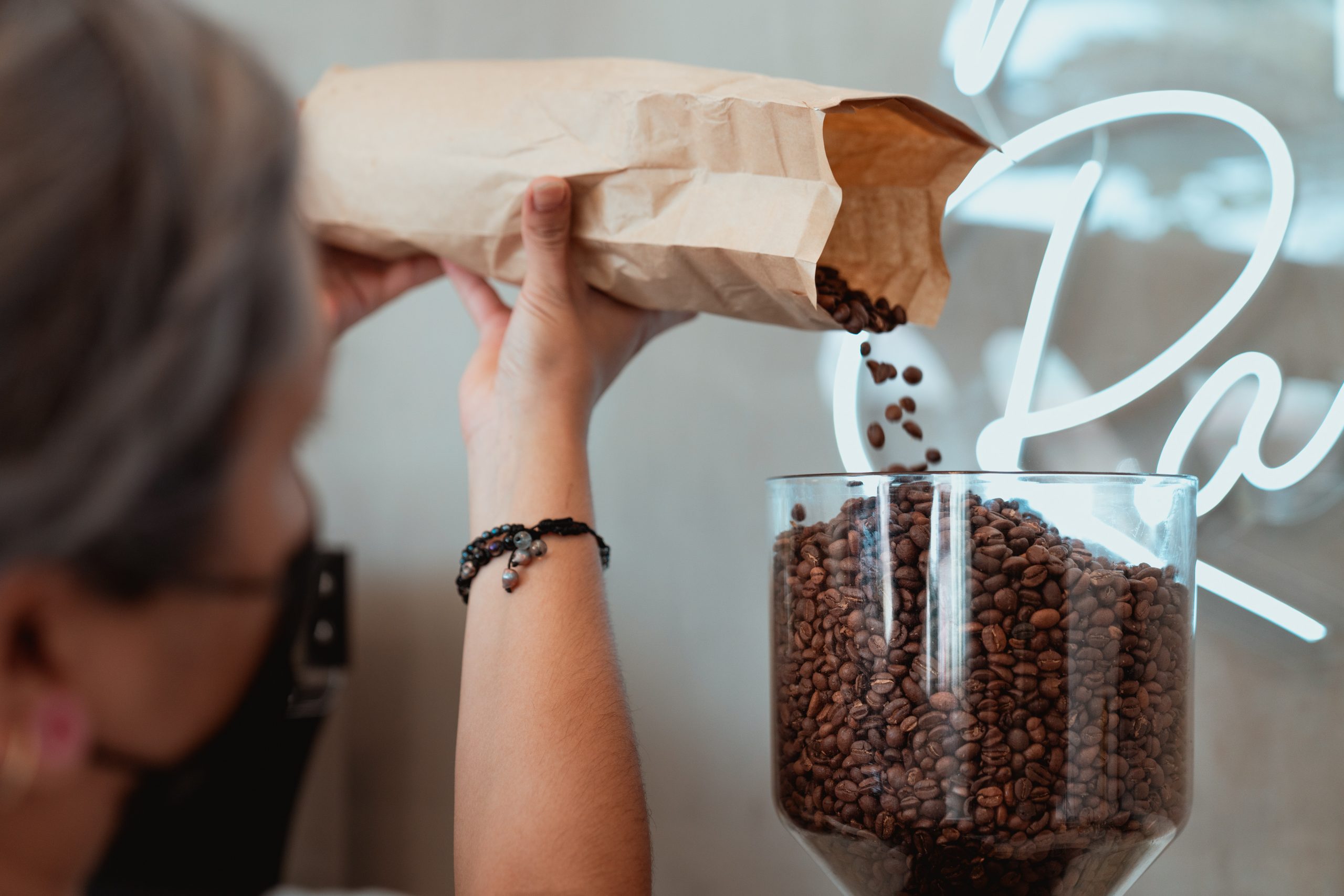 Transformasi Proses Pengendalian Kualitas dengan Logsheet Digital
Photo by Los  Muertos Crew: https://www.pexels.com/photo/photo-of-barista-pouring-fresh-coffee-beans-on-coffee-grinder-7487360/
