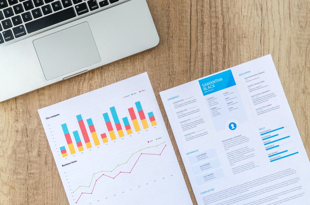 Integrasi Data dan Analisis
Foto oleh Lukas dari Pexels: https://www.pexels.com/id-id/foto/dua-kertas-printer-putih-dekat-macbook-di-permukaan-coklat-590016/