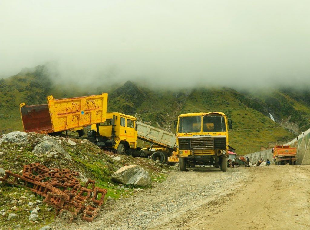 Boosting Operational Efficiency with Digital Logsheets
Foto oleh nithin ajayan: https://www.pexels.com/id-id/foto/kendaraan-pemandangan-pegunungan-batu-17935041/