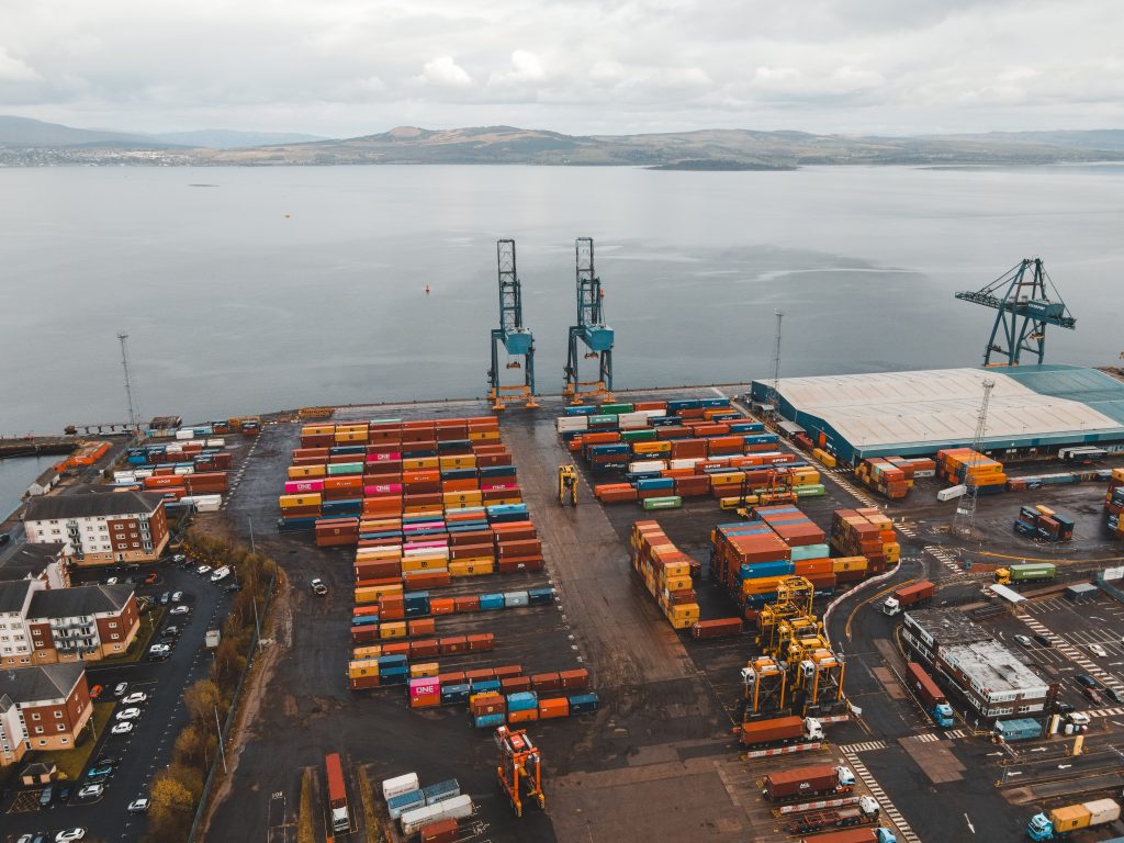 Efisiensi Operasi dan Pengurangan Keterlambatan
Photo by Ollie Craig: https://www.pexels.com/photo/an-aerial-photography-of-cargo-containers-near-the-ocean-7519262/