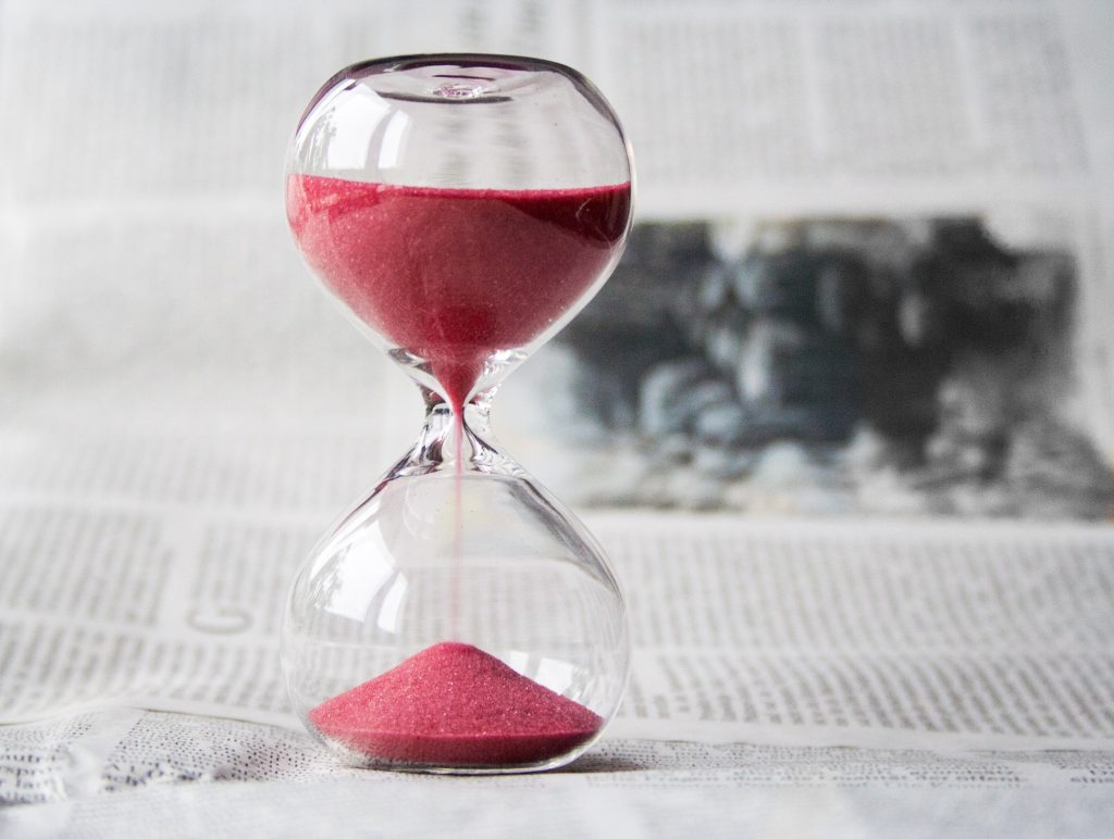 Penghematan Waktu dan Sumber Daya
Foto oleh Pixabay: https://www.pexels.com/id-id/foto/kaca-bening-dengan-grainer-pasir-merah-39396/