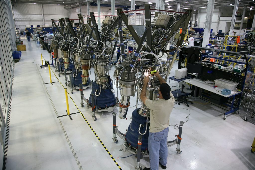 Logsheet Digital dan Transformasi Proses Kerja di Industri Operasi
Photo by SpaceX: https://www.pexels.com/photo/anonymous-mechanic-fixing-rocket-details-during-assembly-586097/