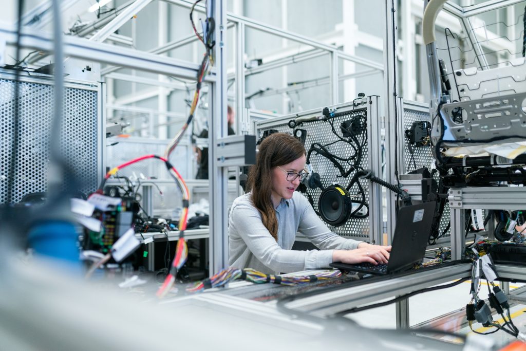 Introducing Digital Logsheets: A Modern Solution for Manufacturing Industry
Foto oleh ThisIsEngineering: https://www.pexels.com/id-id/foto/insinyur-wanita-bekerja-di-bengkel-3862632/