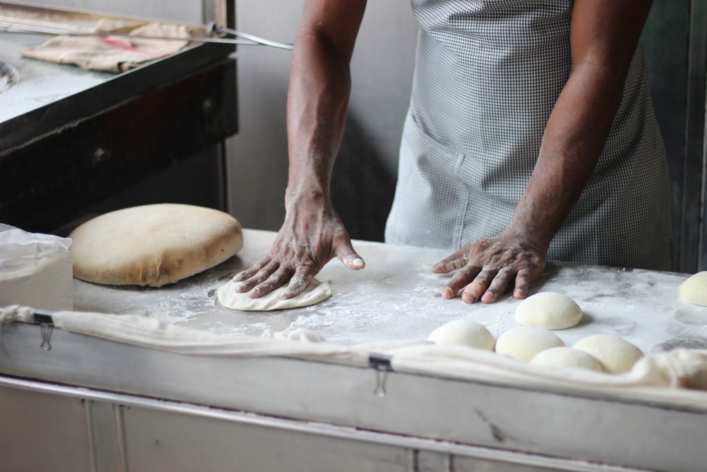 Manfaat Transparansi Produksi dengan Logsheet Digital
Foto oleh Vaibhav Jadhav: https://www.pexels.com/id-id/foto/manusia-mempersiapkan-adonan-untuk-roti-3218467/