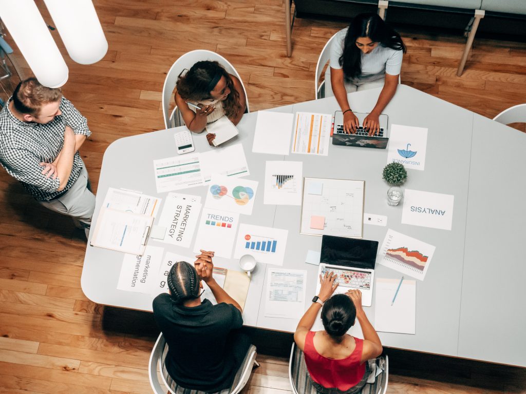 Aksesibilitas dan Kolaborasi
Foto oleh Kindel Media: https://www.pexels.com/id-id/foto/pemasaran-orang-orang-kantor-bekerja-7688336/