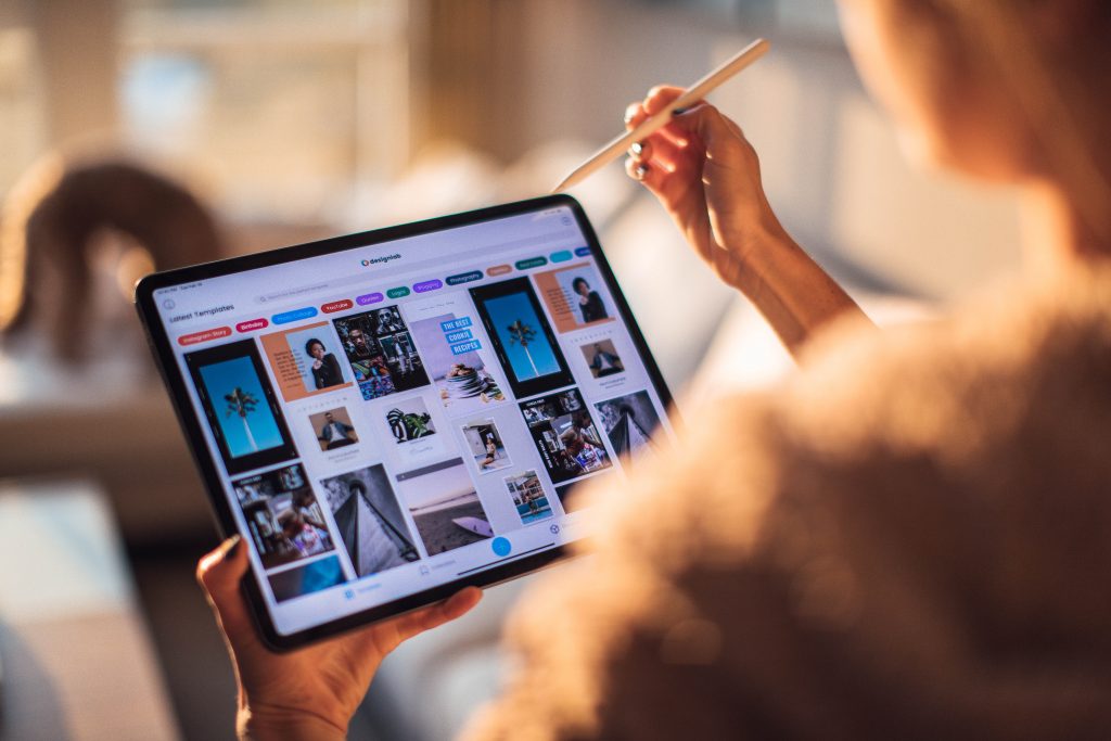 From Manual to Digital: Enhancing Efficiency
Foto oleh Roberto Nickson dari Pexels: https://www.pexels.com/id-id/foto/wanita-memegang-komputer-tablet-3082341/