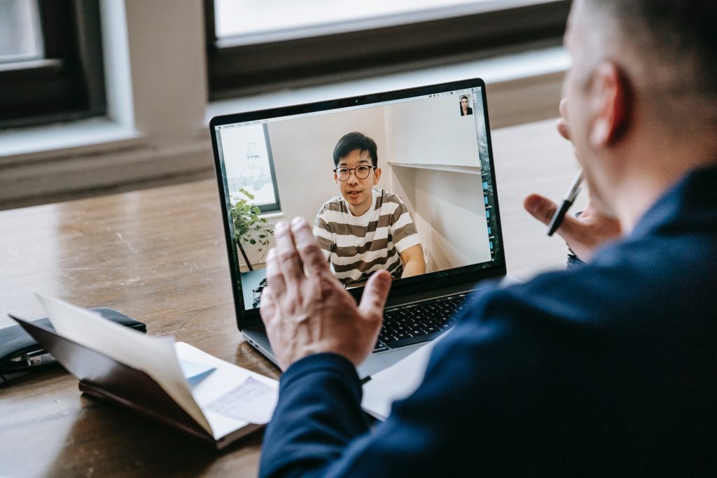 Efisiensi Operasional: Implementasi Logsheet Digital
Foto oleh Vanessa Garcia : https://www.pexels.com/id-id/foto/pria-berkemeja-biru-lengan-panjang-menggunakan-macbook-pro-6325975/