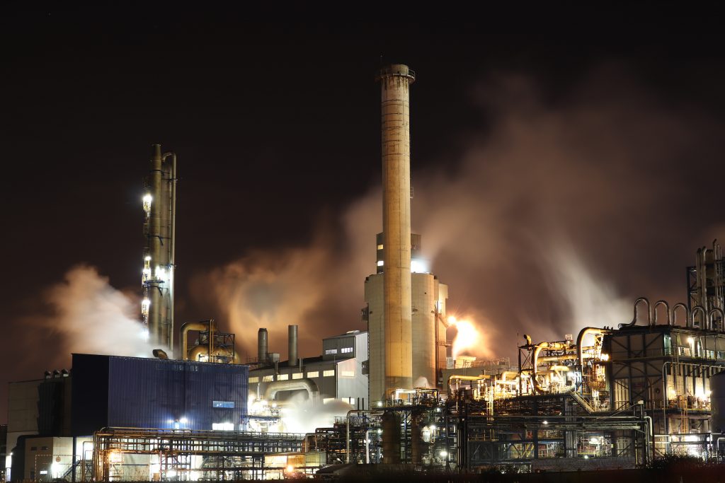 Keselamatan di Industri Kimia Minyak dan Gas
Foto oleh Loïc Manegarium dari Pexels: https://www.pexels.com/id-id/foto/bangunan-pabrik-coklat-dan-putih-pada-malam-hari-3855962/