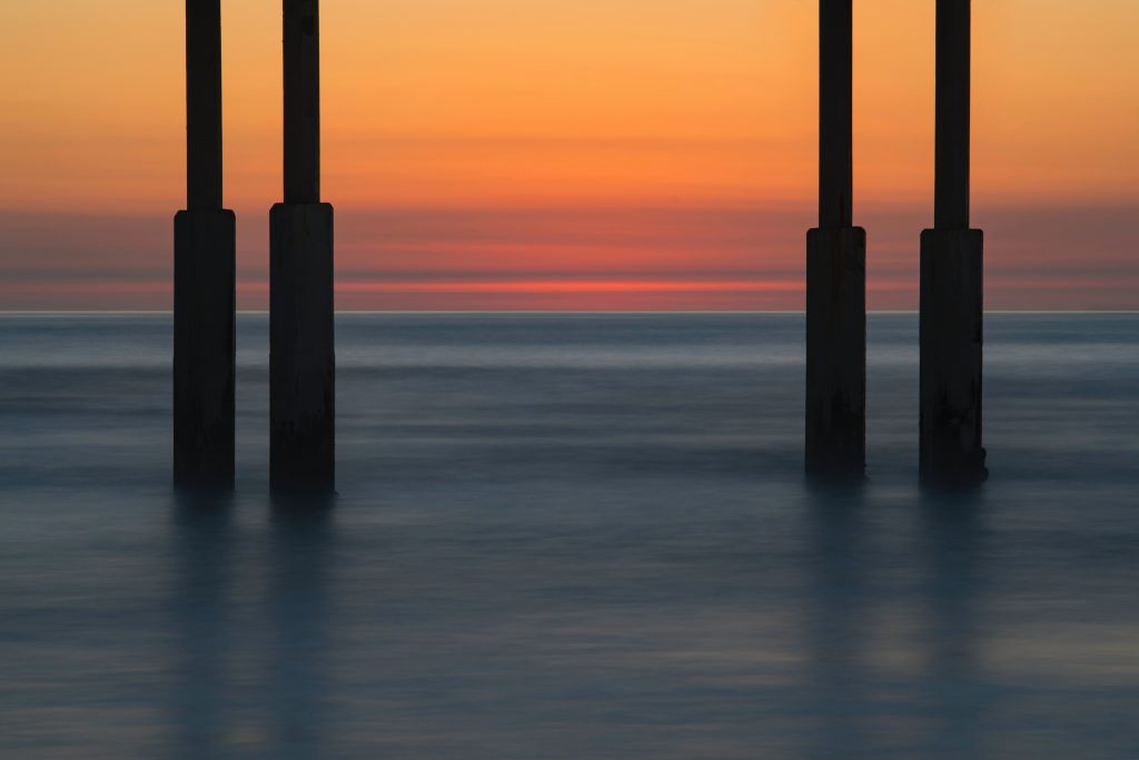 Foto oleh Stephen Leonardi: https://www.pexels.com/id-id/foto/laut-matahari-terbenam-senja-horison-18558665/