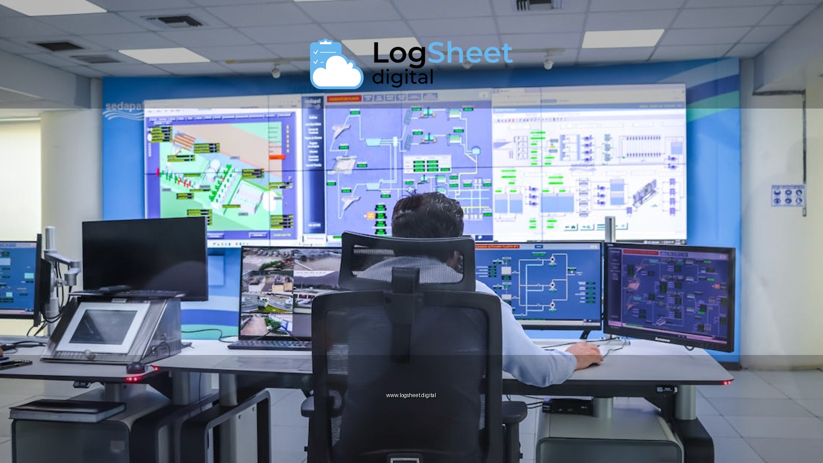 Operator in a modern control room managing technological systems in El Agustino, Lima.